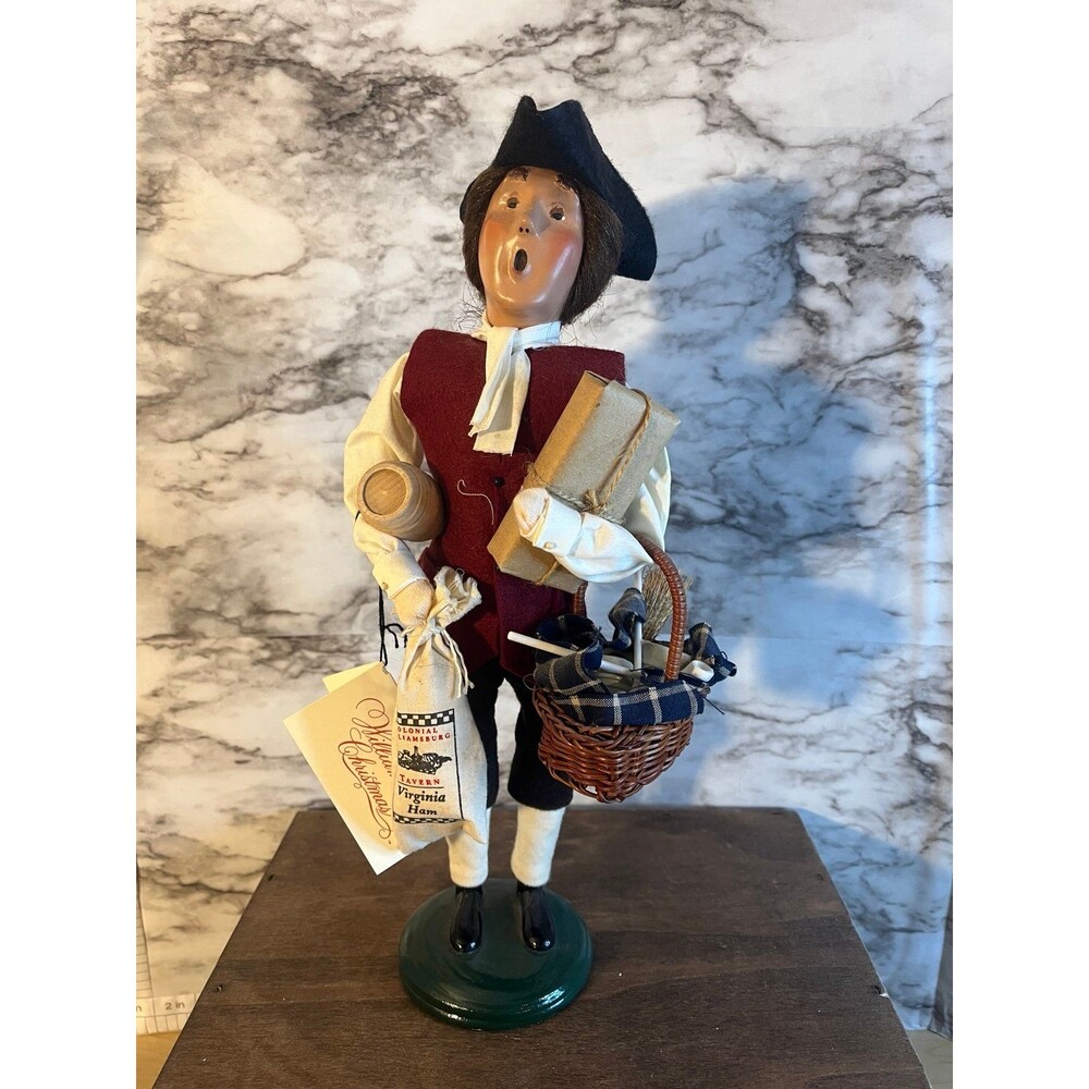 Byers Choice Caroler Williamsburg Man Shopper Mugs Basket Virginia Ham 2003